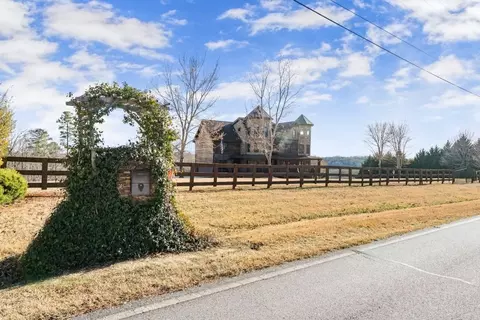 812 Riverdale Rd, Toccoa, GA 30577
