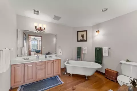 Bath - 812 Riverdale Rd, Toccoa, GA 30577 photo 2 of 7