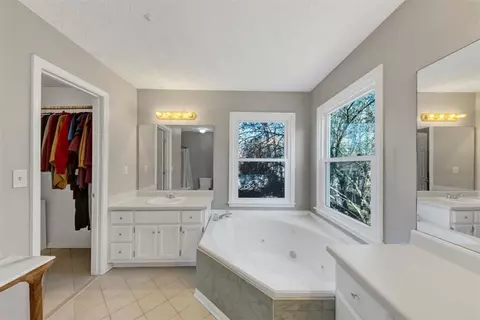 Bath - 3713 Spring Leaf Ln, Acworth, GA 30101 photo 2 of 6
