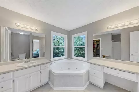 Bath - 3713 Spring Leaf Ln, Acworth, GA 30101 photo 4 of 6