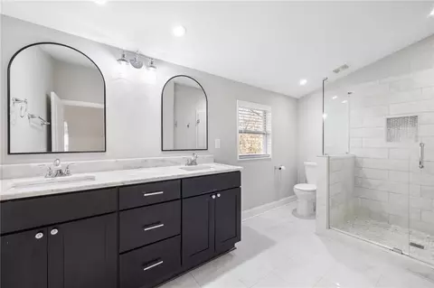 Bath - 3451 Keswick Ct, Atlanta, GA 30341 photo 4 of 5