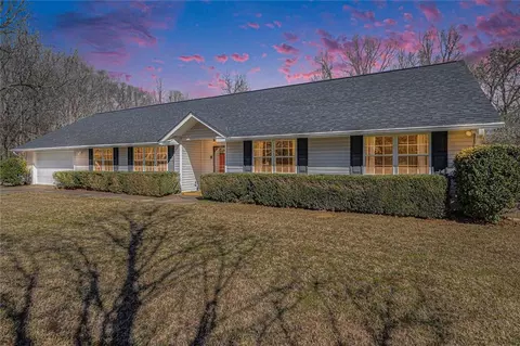 895 Lawshe Rd, Senoia, GA 30276
