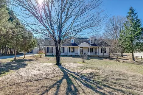 833 Lodgeview Dr, Bethlehem, GA 30620