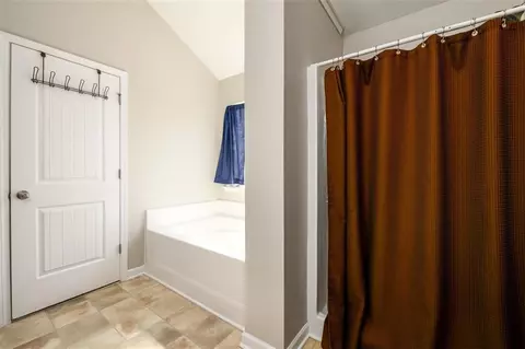 Bath - 260 Kyndal Dr, Hampton, GA 30228 photo 2 of 3