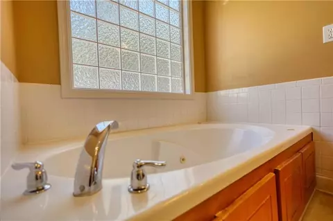 Bath - 75 Horseshoe Dr, Covington, GA 30014 photo 4 of 16