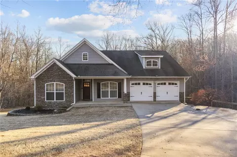 825 Signature Dr, Mount Airy, GA 30563