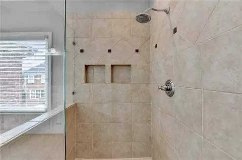 Bath - 370 Laurel Oak Dr, Suwanee, GA 30024 photo 6 of 10