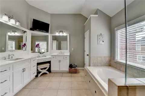 Bath - 370 Laurel Oak Dr, Suwanee, GA 30024 photo 7 of 10