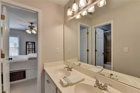 Bath - 370 Laurel Oak Dr, Suwanee, GA 30024 photo 9 of 10