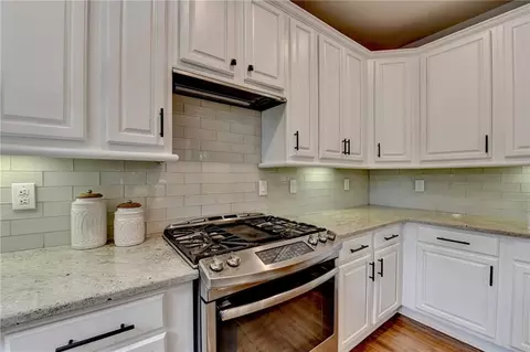 Kitchen - 370 Laurel Oak Dr, Suwanee, GA 30024 photo 4 of 7