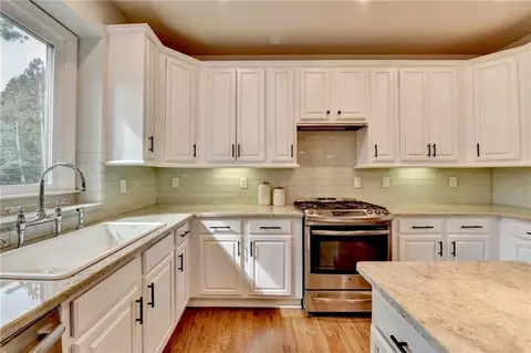 Kitchen - 370 Laurel Oak Dr, Suwanee, GA 30024 photo 3 of 7