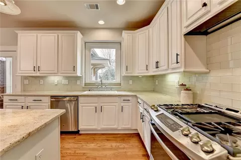 Kitchen - 370 Laurel Oak Dr, Suwanee, GA 30024 photo 5 of 7