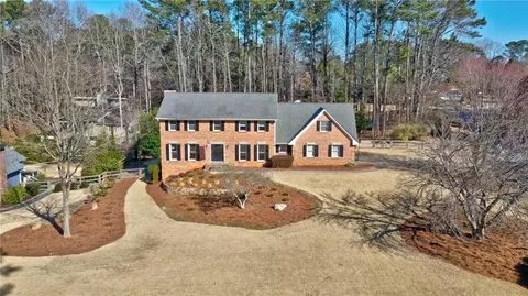 2805 Roxburgh Dr, Roswell, GA 30076