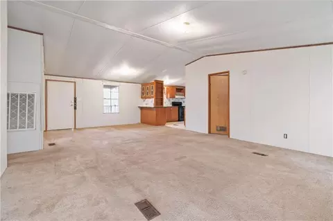 Living - 337 Stringer Ln, Jefferson, GA 30549 photo 2 of 5