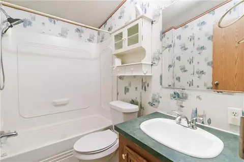 Bath - 337 Stringer Ln, Jefferson, GA 30549 photo 1 of 2