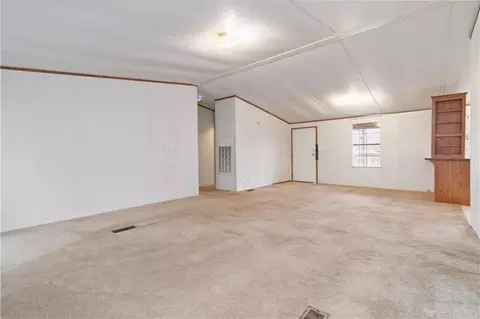 Living - 337 Stringer Ln, Jefferson, GA 30549 photo 1 of 5