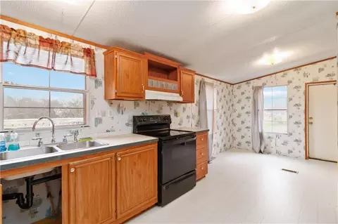 Kitchen - 337 Stringer Ln, Jefferson, GA 30549 photo 4 of 4