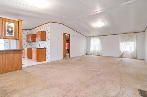 Living - 337 Stringer Ln, Jefferson, GA 30549 photo 3 of 5