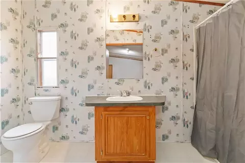 Bath - 337 Stringer Ln, Jefferson, GA 30549 photo 2 of 2