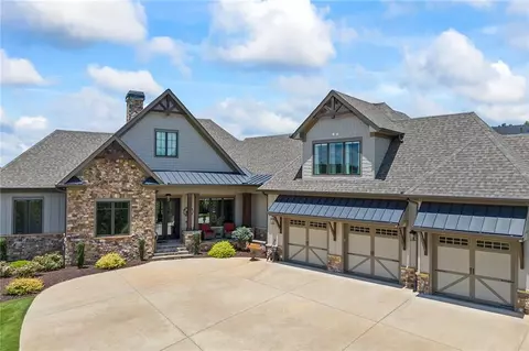 81 Lookout Pt, Toccoa, GA 30577