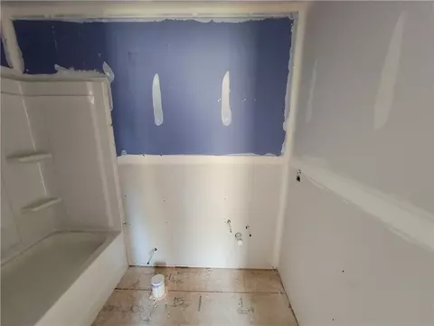 Bath - 470 Silverleaf Trl, Bethlehem, GA 30620 photo 3 of 5