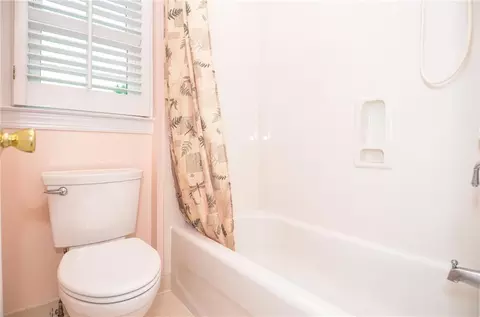 Bath - 11385 Donnington Dr, Duluth, GA 30097 photo 3 of 5