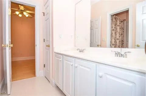 Bath - 11385 Donnington Dr, Duluth, GA 30097 photo 2 of 5