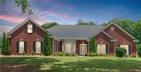 915 Cruce Lake Dr, Hoschton, GA 30548