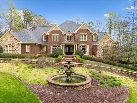 912 Lenora Dr NW, Kennesaw, GA 30152