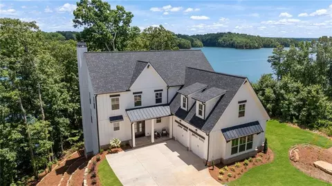 9720 Peninsula Dr, Gainesville, GA 30506