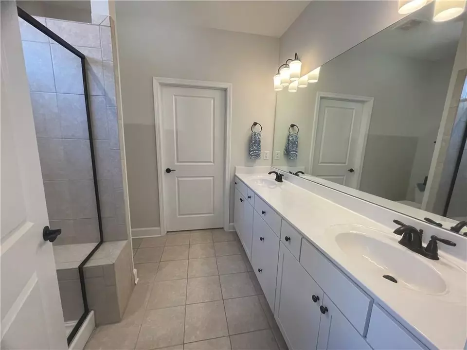 Bath - 303 Duplin Dr, Griffin, GA 30223 photo 1 of 2