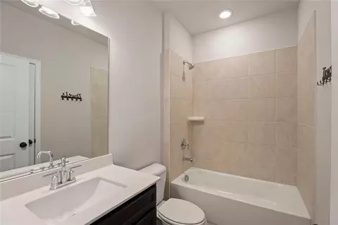 Bath - 514 Eagles Pt, Fairburn, GA 30213 photo 6 of 7