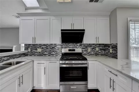 Kitchen - 2940 Abbotts Pointe Dr, Duluth, GA 30097 photo 7 of 12