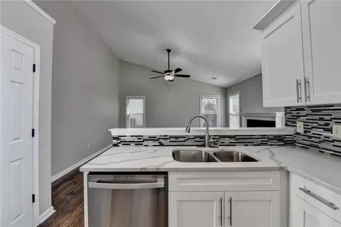 Kitchen - 2940 Abbotts Pointe Dr, Duluth, GA 30097 photo 10 of 12