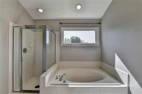 Bath - 2940 Abbotts Pointe Dr, Duluth, GA 30097 photo 5 of 6