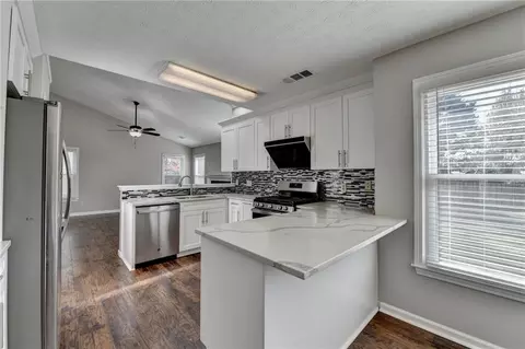 Kitchen - 2940 Abbotts Pointe Dr, Duluth, GA 30097 photo 3 of 12