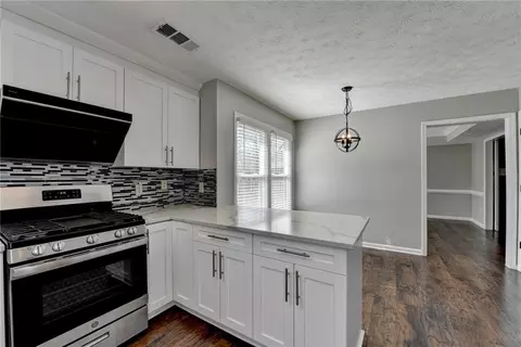 Kitchen - 2940 Abbotts Pointe Dr, Duluth, GA 30097 photo 8 of 12
