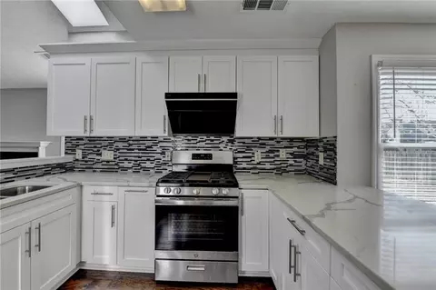 Kitchen - 2940 Abbotts Pointe Dr, Duluth, GA 30097 photo 6 of 12