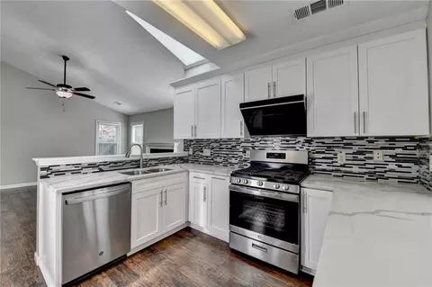 Kitchen - 2940 Abbotts Pointe Dr, Duluth, GA 30097 photo 5 of 12