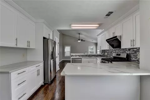 Kitchen - 2940 Abbotts Pointe Dr, Duluth, GA 30097 photo 4 of 12