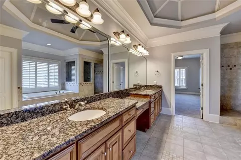 Bath - 8630 Valderama Dr, Duluth, GA 30097 photo 4 of 11