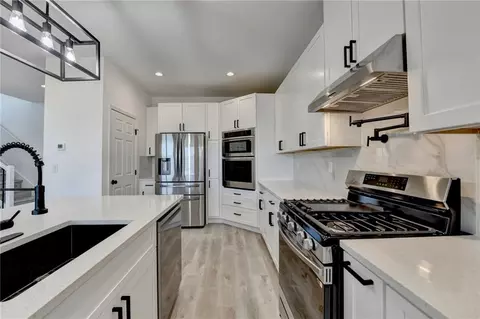Kitchen - 5945 Springbox Dr, Suwanee, GA 30024 photo 5 of 9