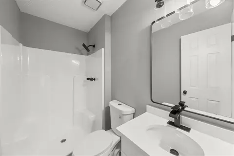 Bath - 7012 Winter Woods Ct, Morrow, GA 30260 photo 4 of 6