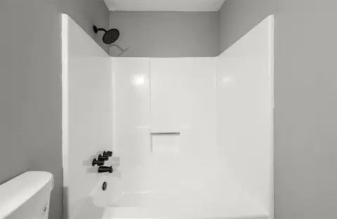 Bath - 7012 Winter Woods Ct, Morrow, GA 30260 photo 3 of 6