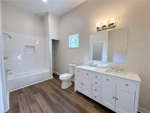 Bath - 102 E 14th St SW, Rome, GA 30161 photo 7 of 8