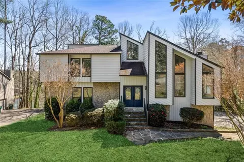 2724 Long Lake Dr NE, Roswell, GA 30075