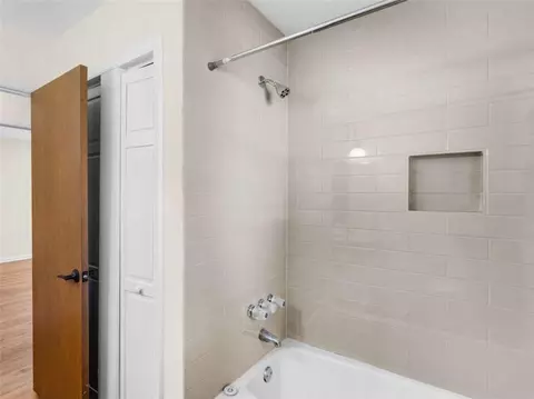 Bath - 134 Glen Echo Dr, Jackson, GA 30233 photo 2 of 3
