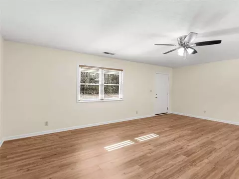 Living - 134 Glen Echo Dr, Jackson, GA 30233 photo 2 of 7