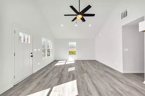 Living - 445 S Broad St, Toccoa, GA 30577 photo 1 of 4