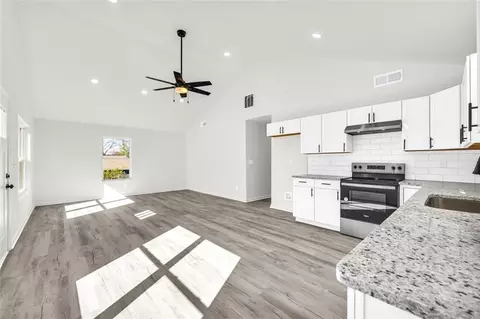 Living - 445 S Broad St, Toccoa, GA 30577 photo 2 of 4